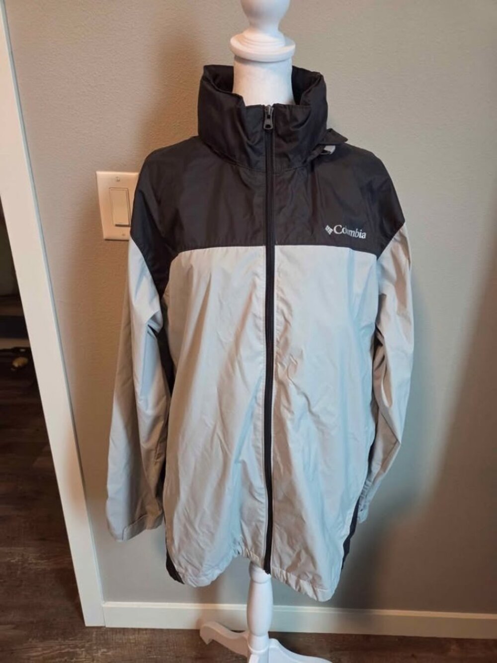 Columbia mens windbreaker jacket like new size large, hood inside collar.